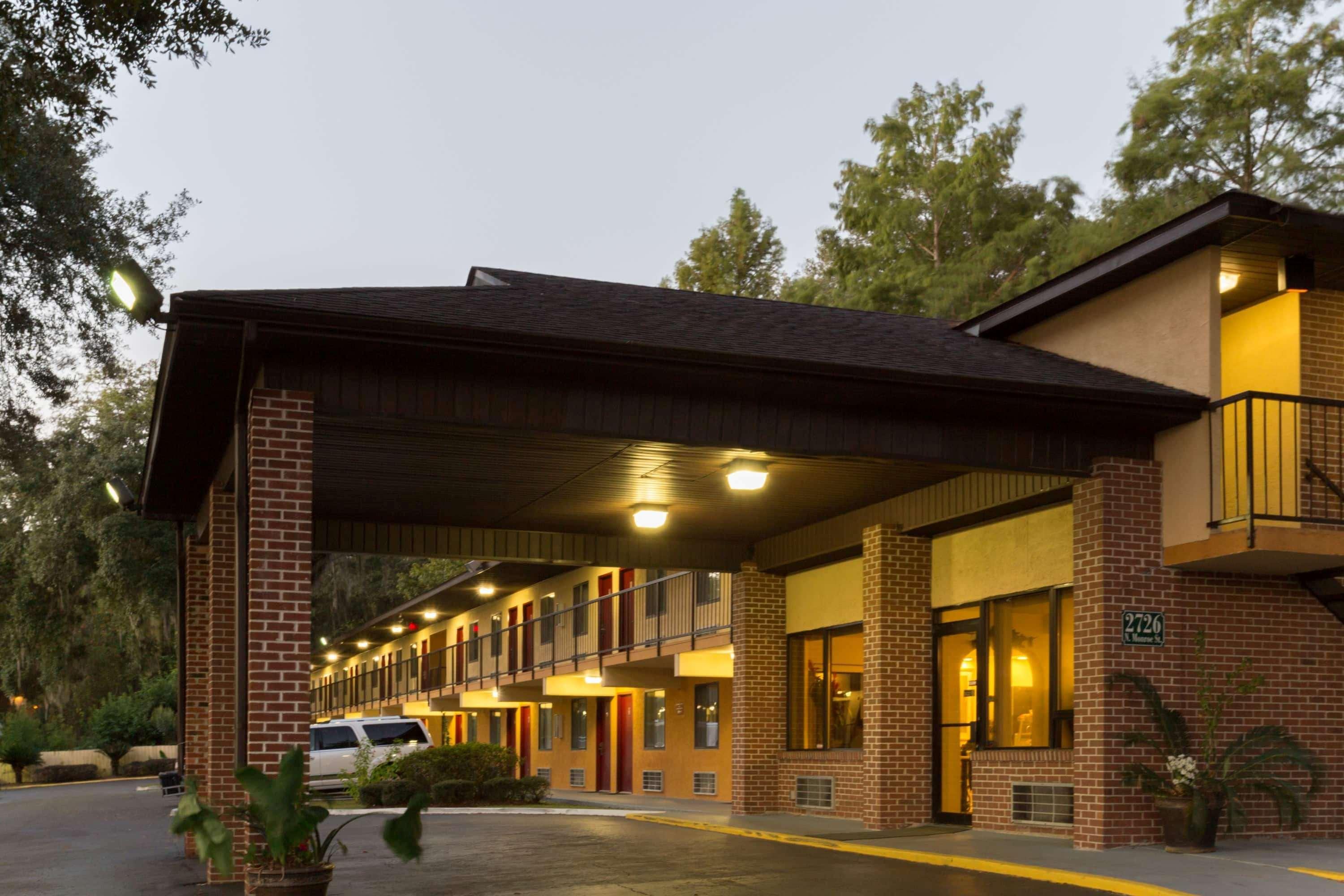 Howard Johnson By Wyndham Tallahassee Exteriör bild