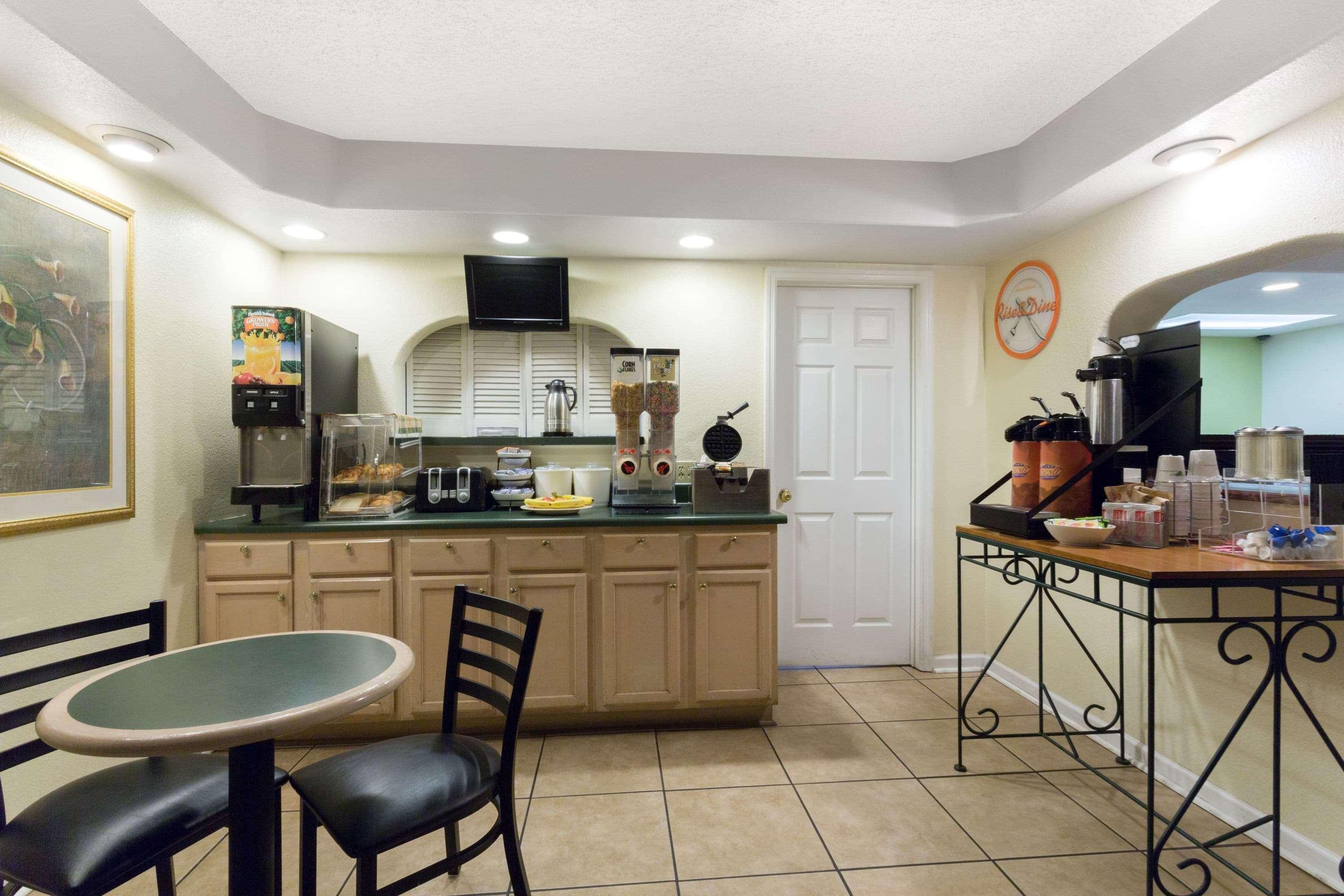 Howard Johnson By Wyndham Tallahassee Exteriör bild