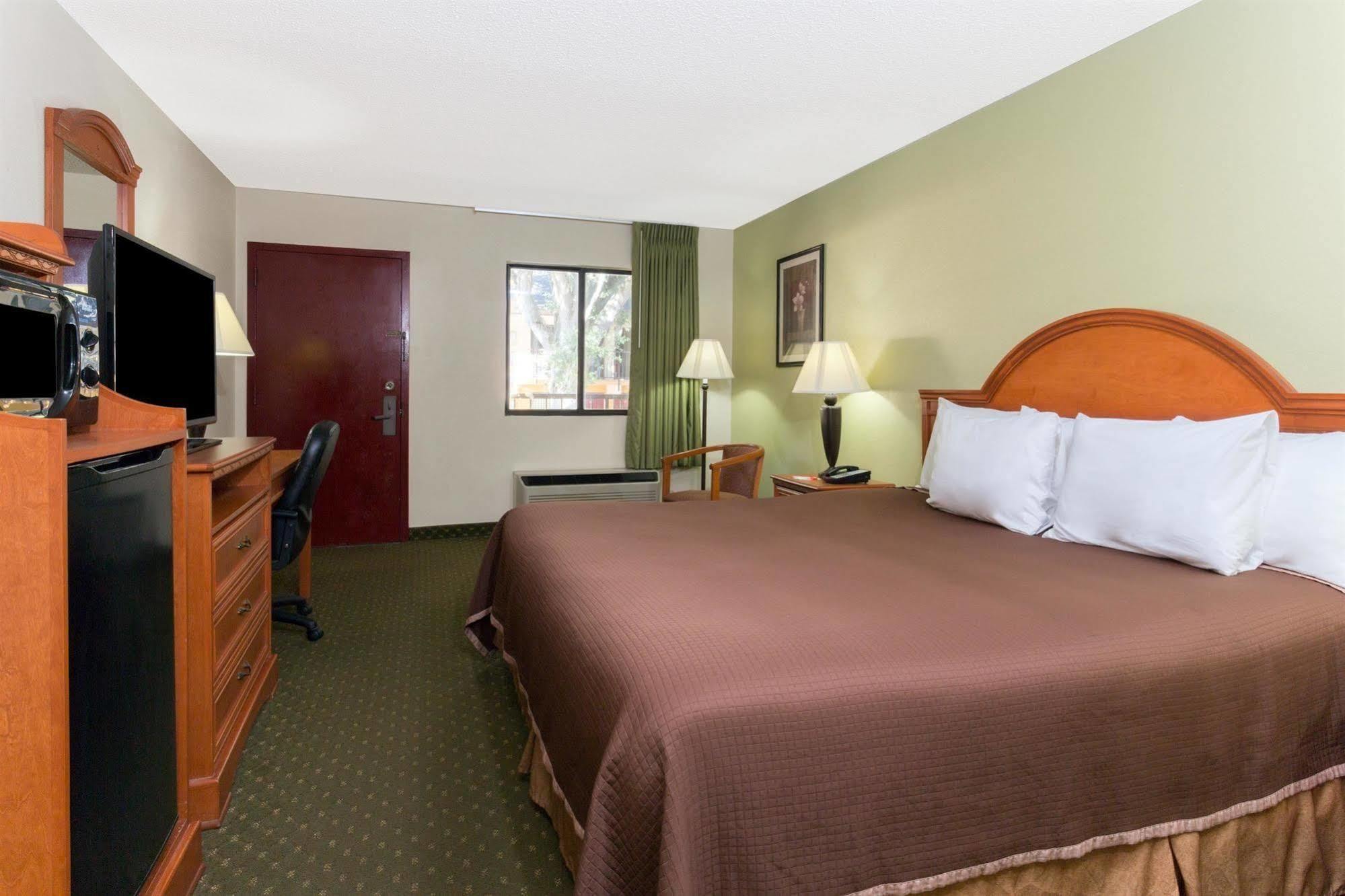 Howard Johnson By Wyndham Tallahassee Exteriör bild